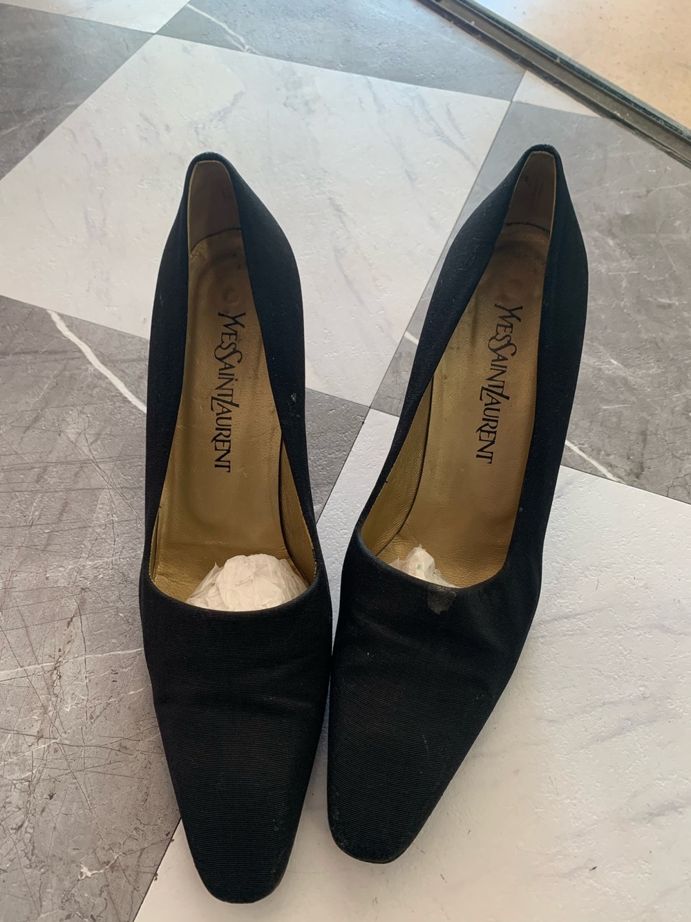 Yves Saint Laurent Black Pointed Toe Pump - Elegant Women's Heel
